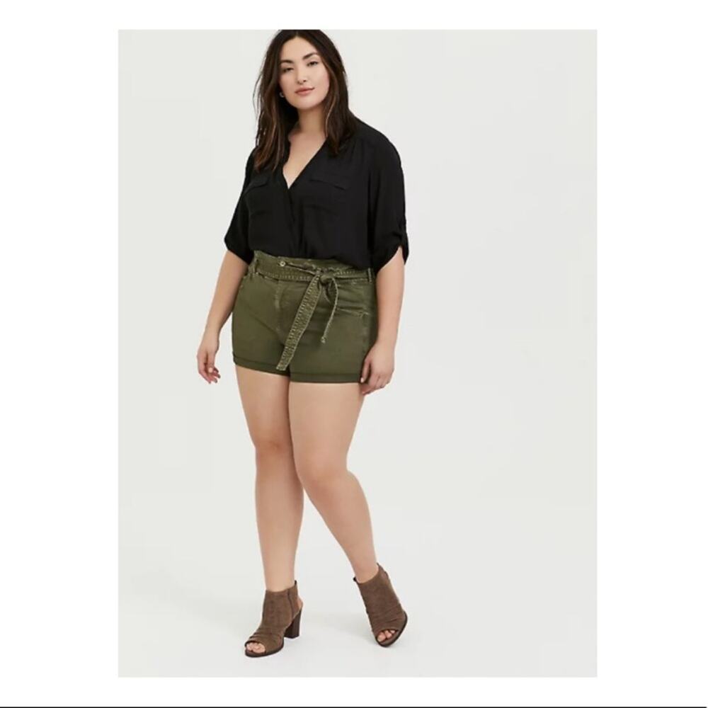 TORRID SELF TIE PAPERBAG WAIST SHORT SHORT - TWILL OLIVE GREEN